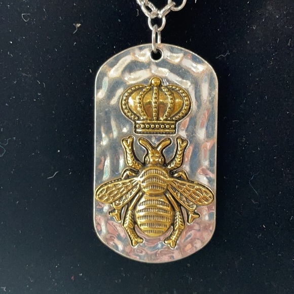 Sweeter than honey Bee pendant necklace - Picture 2 of 5